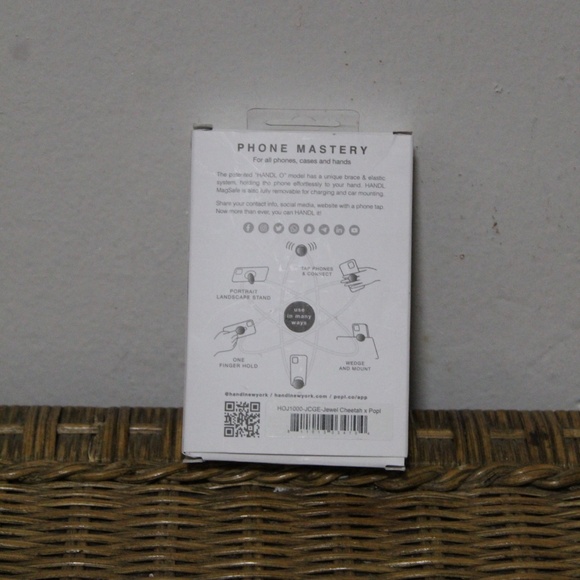 Handl New York MagSafe. Elastic Grip & Stand.  Rhinestone Cheetah Head. - Picture 3 of 6